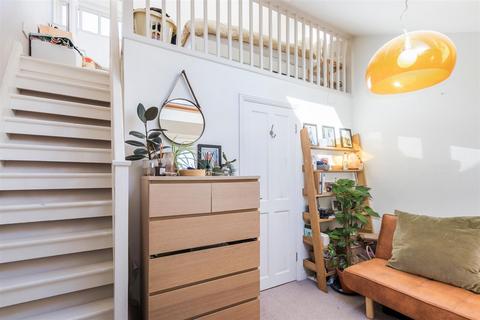 10 Bradshaw Close, London, SW19 8NL