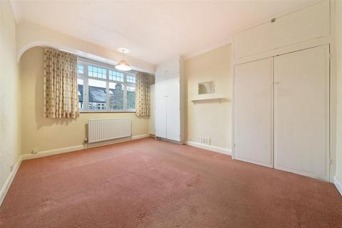 6 The Quadrant, London, SW20 8SP