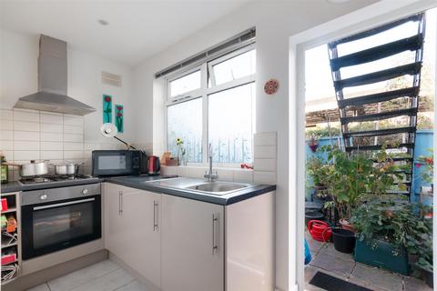 2 bedroom maisonette for sale, Heyford Avenue, London SW20