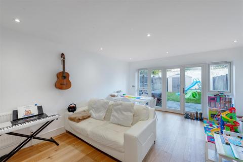 5 Barton Mews, London, SW19 8LQ