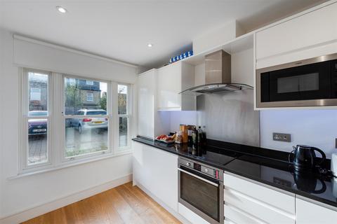 5 Barton Mews, London, SW19 8LQ