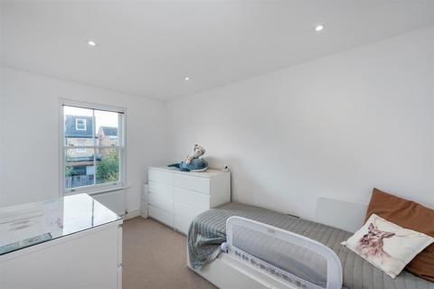 5 Barton Mews, London, SW19 8LQ