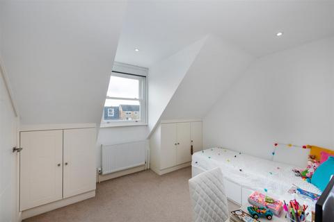 5 Barton Mews, London, SW19 8LQ