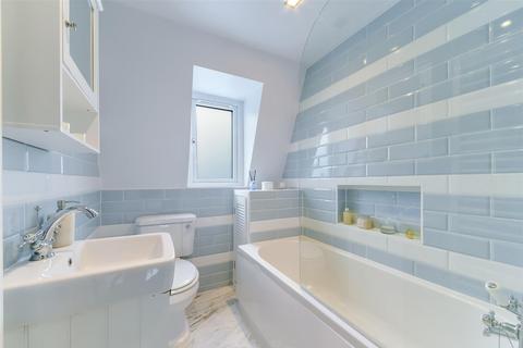 10 Albany Road, London, SW19 8JD