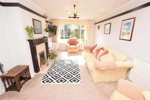151 Fairway, Waltham, Grimsby, DN37 0NE