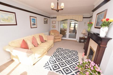 151 Fairway, Waltham, Grimsby, DN37 0NE
