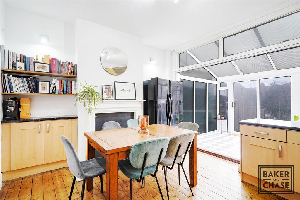 Crescent Road, EN4 3 bed terraced house for sale £649,995