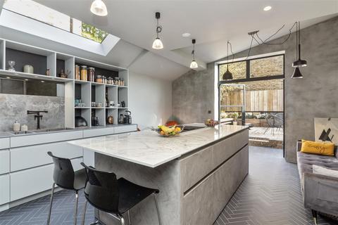 35 Quicks Road, London, SW19 1EY