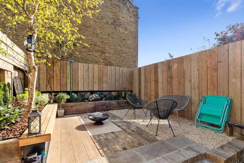 35 Quicks Road, London, SW19 1EY