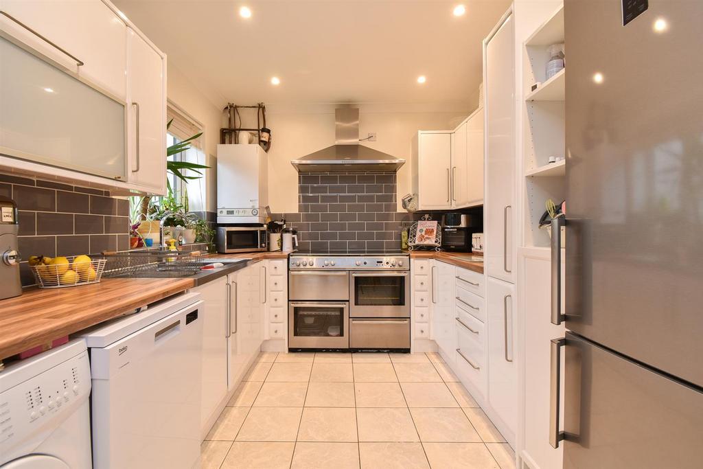 Willingdon Avenue, St. LeonardsOnSea 3 bed semidetached house for