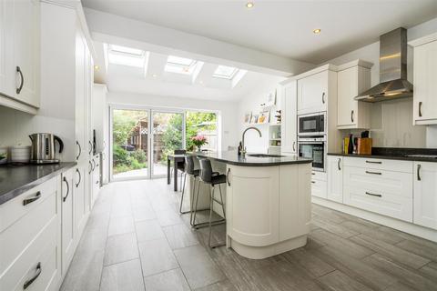 7 Clifton Park Avenue, London, SW20 8BB