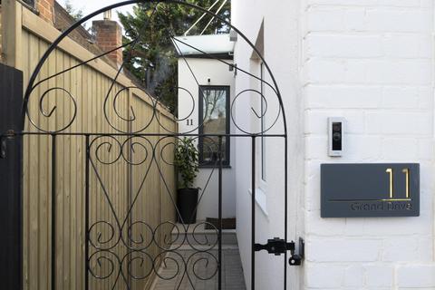 11 Grand Drive, Raynes Park, London, SW20 0JB