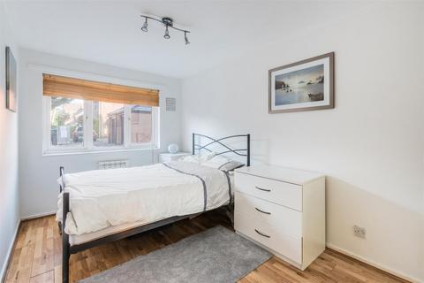 2 Kipling Drive, London, SW19 1TW