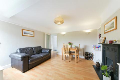 12 Barnscroft, London, SW20 9LL