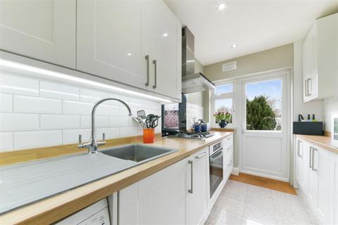 12 Barnscroft, London, SW20 9LL