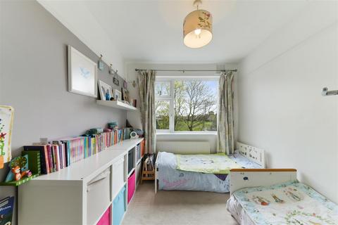 12 Barnscroft, London, SW20 9LL