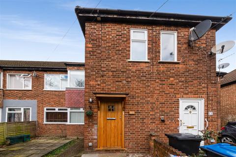 12 Barnscroft, London, SW20 9LL
