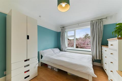 12 Barnscroft, London, SW20 9LL