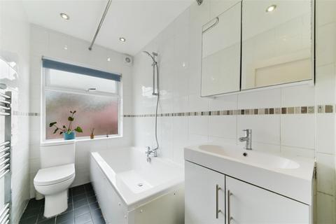 12 Barnscroft, London, SW20 9LL