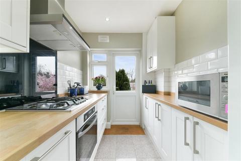 12 Barnscroft, London, SW20 9LL