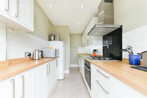 12 Barnscroft, London, SW20 9LL
