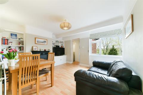 12 Barnscroft, London, SW20 9LL