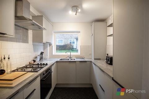 2 bedroom flat for sale, Refurbished flat with garage & new lease | Sharrow Close, Haywards Heath