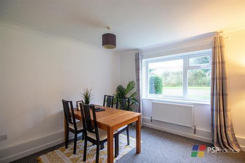 2 bedroom flat for sale, Refurbished flat with garage & new lease | Sharrow Close, Haywards Heath