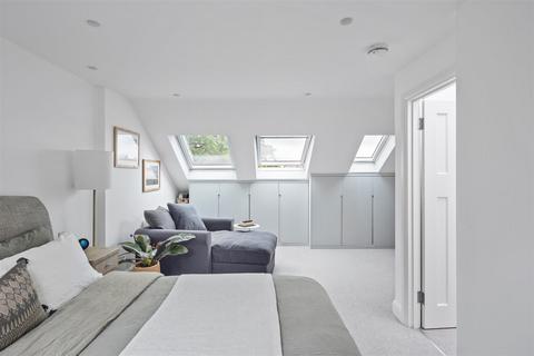 19 Cannon Close, London, SW20 9HA