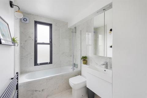 34 Clifton Park Avenue, London, SW20 8BD