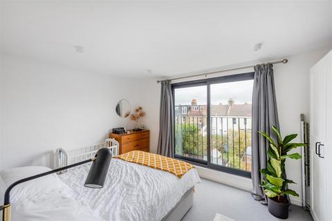 34 Clifton Park Avenue, London, SW20 8BD