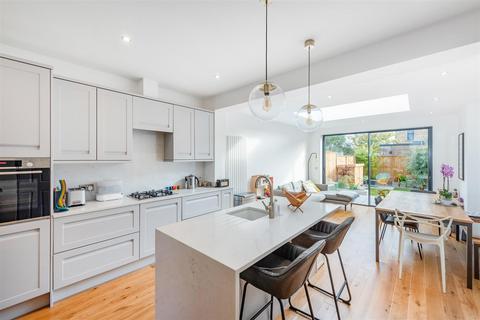 34 Clifton Park Avenue, London, SW20 8BD