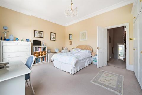 132 Gladstone Road, London, SW19 1QW