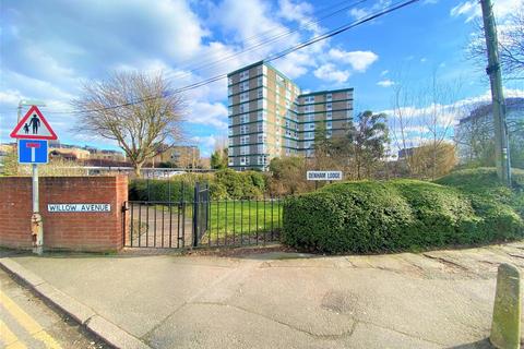 2 bedroom flat for sale, Denham Lodge, Oxford Avenue, Uxbridge, Middlesex, UB9 4AB