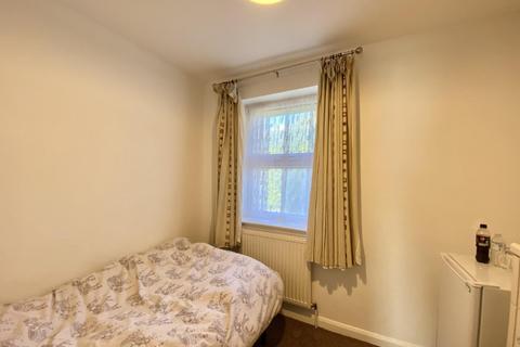49 Halsway, Hayes, UB3 3JT