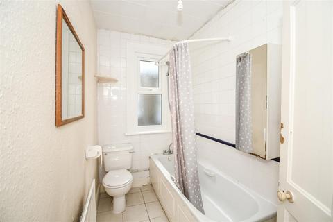 82 Trinity Road, London, SW19 8QZ