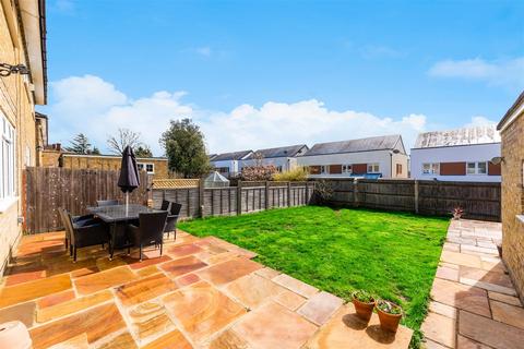 3 Blenheim Close, London, SW20 9BD