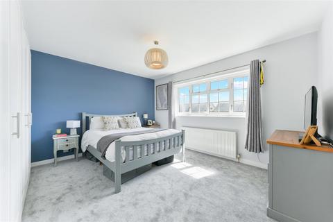 3 Blenheim Close, London, SW20 9BD