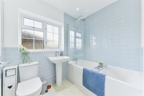 3 Blenheim Close, London, SW20 9BD