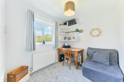 3 Blenheim Close, London, SW20 9BD