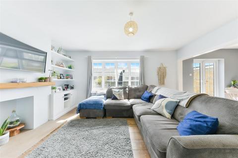 3 Blenheim Close, London, SW20 9BD