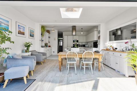18 Kingsley Road, London, SW19 8HF