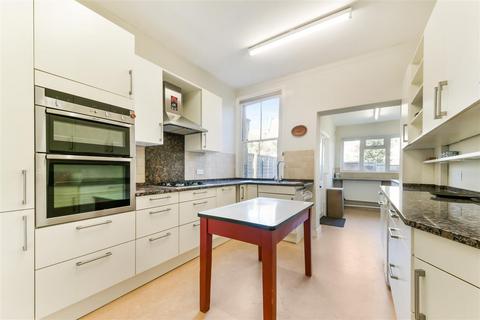 98 Queens Road, London, SW19 8LS