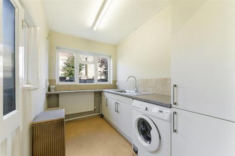 98 Queens Road, London, SW19 8LS