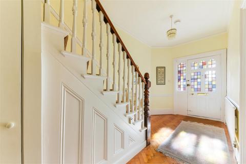 98 Queens Road, London, SW19 8LS