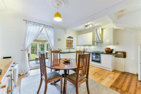11 Clifton Park Avenue, London, SW20 8BB