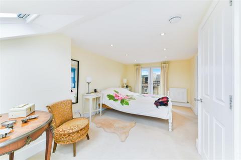 11 Clifton Park Avenue, London, SW20 8BB