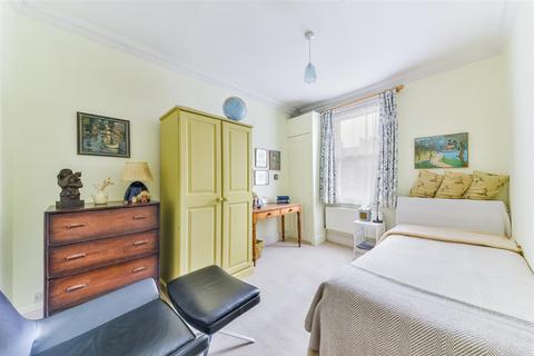 11 Clifton Park Avenue, London, SW20 8BB