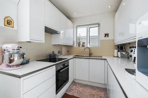 98 Toynbee Road, London, SW20 8SL