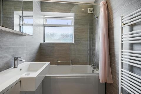 98 Toynbee Road, London, SW20 8SL
